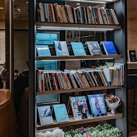 Taiwan Youth Hostel & Capsule Hotel Тайбэй Экстерьер фото